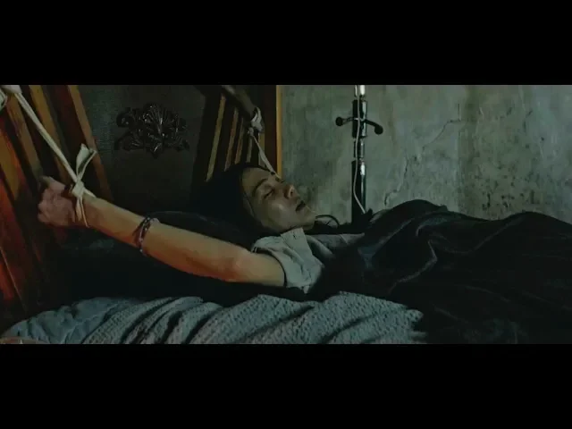 独居少女床下藏大变态,每晚迷晕搞事,这片看完背后很凉